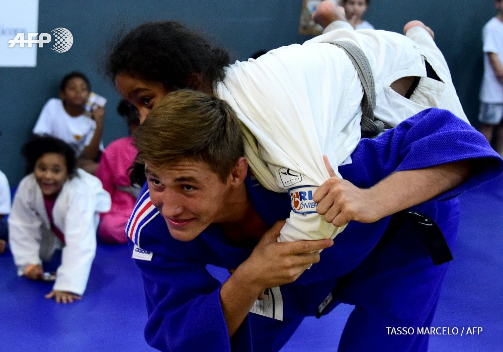 Mutual admiration as French Paralympians take on young judo enthusiasts in Rio favela